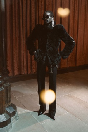 اكتشفي مجموعة ألكسندر مكوين ريزورت 2026 الأنيقة بلا مبالغة